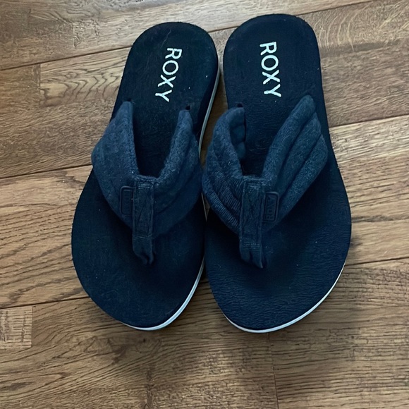 BUY 1 ITEM GET 1 FREE- Roxy Navy Blue Flip Flops - Picture 1 of 2